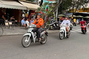 Tai nạn giao thông chực chờ khi vừa lái xe vừa sử dụng điện thoại