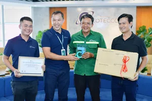 Anh Mai Lê Duy Quang người cứu tài xế trên cầu Phú Mỹ được công ty vinh danh