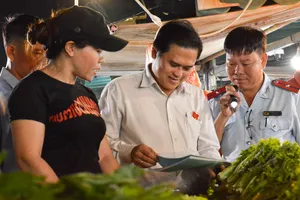 Xuyên đêm kiểm tra an toàn thực phẩm tại chợ đầu mối Hóc Môn 