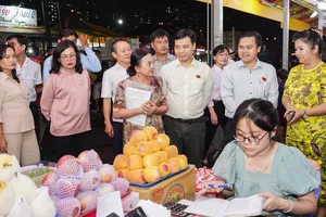 Lo ngại các điểm kinh doanh tự phát quanh chợ đầu mối Thủ Đức 