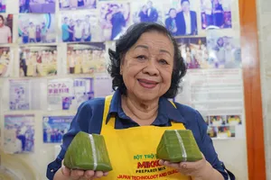 Hình ảnh xúc động về người phụ nữ mở lớp dạy làm bánh miễn phí hơn 12 năm ở TP.HCM