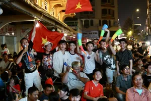 TP.HCM: Hàng trăm cổ động viên đến chợ Bình Tây cổ vũ đội tuyển bóng đá Việt Nam