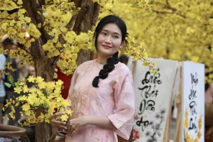 'Nàng thơ' xúng xính áo dài check-in phố ông Đồ TP.HCM ngày cuối năm