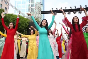 Hơn 3.000 người đồng diễn dân vũ với Áo dài tại TP.HCM 