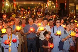 Hàng ngàn Phật tử thả hoa đăng cầu nguyện hòa bình tại Đại lễ Vesak 2025