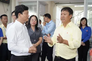 Chùm ảnh: Chủ tịch HĐND TP.HCM Võ Văn Minh khảo sát công tác phục vụ người dân tại xã, phường