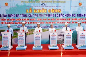 Chùm ảnh: TP.HCM chính thức khởi công dự án cải tạo bờ Bắc Kênh Đôi 