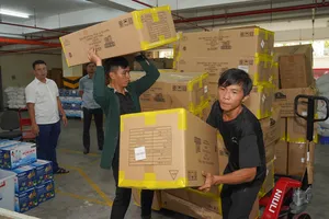  Gạo, quần áo mới, chăn mền...từ TP.HCM vượt đường dài đến với miền Trung 