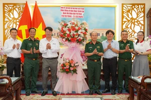 Báo Pháp Luật TP.HCM thăm, chúc mừng Quân khu 7, Bộ Tư lệnh TP.HCM 