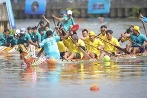 Người dân TP.HCM đội nắng, chen chân xem lễ hội đua ghe ngo