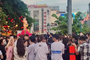 Hàng ngàn người dân có mặt từ rất sớm tham gia lễ hội hoa đăng ở TPHCM