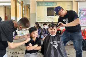 Cuối tuần, người dân rủ nhau đi cắt tóc miễn phí thiệt vui