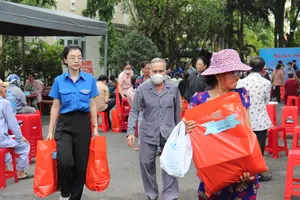 Đi khám bệnh miễn phí, còn được tặng quà