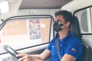 Có được đeo tai nghe khi điều khiển xe ô tô?