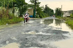 Người dân "thấp thỏm" khi sống chung với đường xuống cấp 10 năm trời 