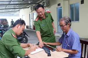 Giao nộp vũ khí, vật liệu nổ, công cụ hỗ trợ còn được tặng quà