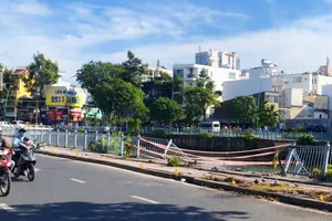 Đứt gãy lan can gây nguy hiểm cho người dân