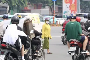 Đi bộ qua đường tùy hứng có bị phạt không?