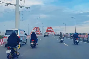 Xe máy ngang nhiên đi vào làn ô tô trên đường Phạm Văn Đồng