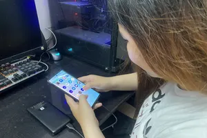 Vừa dùng vừa sạc điện thoại: Biết nguy hiểm nhưng vẫn làm 