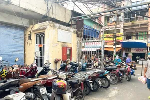 Chợ Tân Bình: Khu vực PCCC bị chiếm dụng làm nơi chứa hàng, bãi giữ xe 