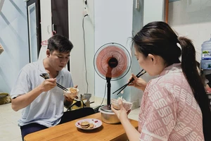 Thu nhập giảm sút, lao động ngậm ngùi đón Tết xa quê