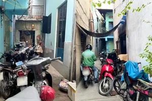 Giữ xe không phép hét giá trên trời: Cần một đường dây nóng phản ứng nhanh