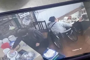 Từ vụ 'TikToker ngồi xe lăn tố quán phở': Người xem cần sức đề kháng trước những thông tin giả