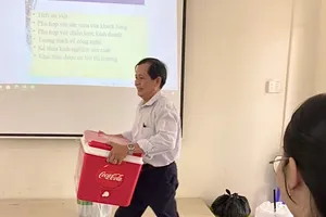 Dễ thương hình ảnh thầy giáo bỏ tiền túi mua nước giải nhiệt cho sinh viên