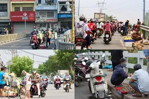 Tụ tập buôn bán trên cầu: Phạm luật và quá nguy hiểm!