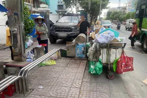 TP.HCM: Hàng loạt điểm dừng, nhà chờ xe buýt ngang nhiên bị chiếm dụng