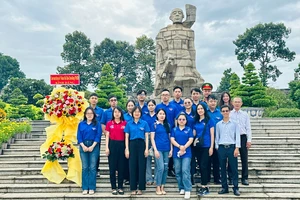 Đoàn Khối Dân - Chính - Đảng TP.HCM thăm gia đình chính sách nhân dịp 27-7 