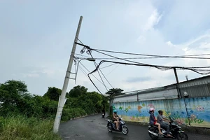 Cột điện nghiêng ngay khu vực trường học, phụ huynh lo lắng 