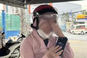 Đi xe máy trên vỉa hè, người phụ nữ bật khóc khi nghe mức phạt cao