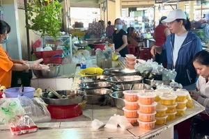 Tự làm đồ ăn đi tặng, người nhận bị trúng thực thì có phải chịu trách nhiệm?