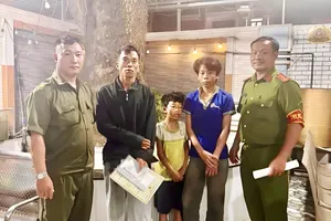 Công an phường Đông Hưng Thuận, TP.HCM kịp thời đưa hai cháu bé đi lạc về nhà