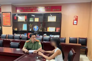 Công dân Việt Nam có hai quốc tịch nên sử dụng hộ chiếu Việt Nam khi nhập cảnh