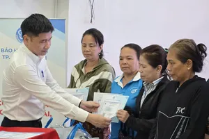 Hơn 400 phụ nữ khó khăn tại TP.HCM được trao tặng thẻ BHYT