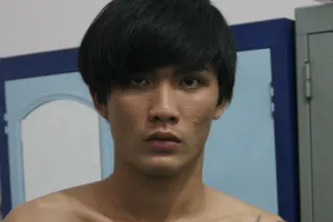 Nằm trong phòng trọ không cài cửa, cô gái bị cướp xông vào khống chế