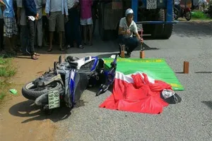 Ngã xuống đường, cô gái bị xe container cán tử vong