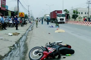 Tránh xe đậu bên đường, một phụ nữ chết thảm