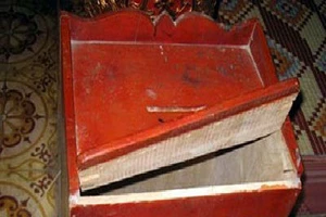 Vào chùa trộm tiền công đức