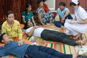 Hàng trăm công nhân nhập viện sau bữa cơm