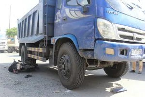 Hai thanh niên bị cuốn vào gầm xe tải