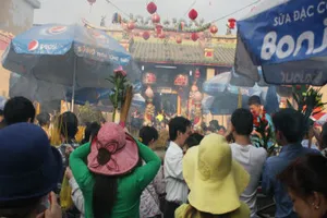 Bắt gã 'biến thái' sàm sỡ phụ nữ trong lễ chùa Bà