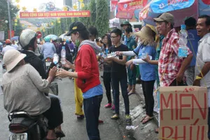 Bất ngờ với những dịch vụ miễn phí tại lễ chùa Bà Bình Dương