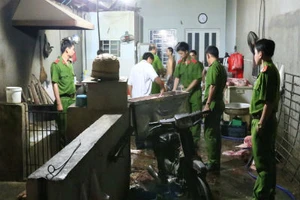 Phát hiện lò mổ heo lậu xài dấu kiểm dịch giả