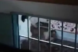 Phẫn nộ cảnh con gái đánh mẹ già bằng cán chổi