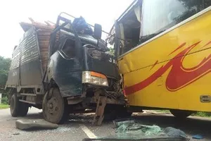 Xe tải đối đầu xe khách, hàng chục người bị thương
