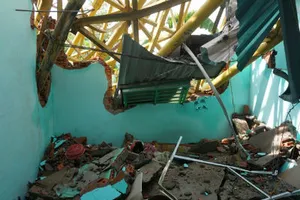 Bảng quảng cáo đè sập nhà, 2 mẹ con thoát chết